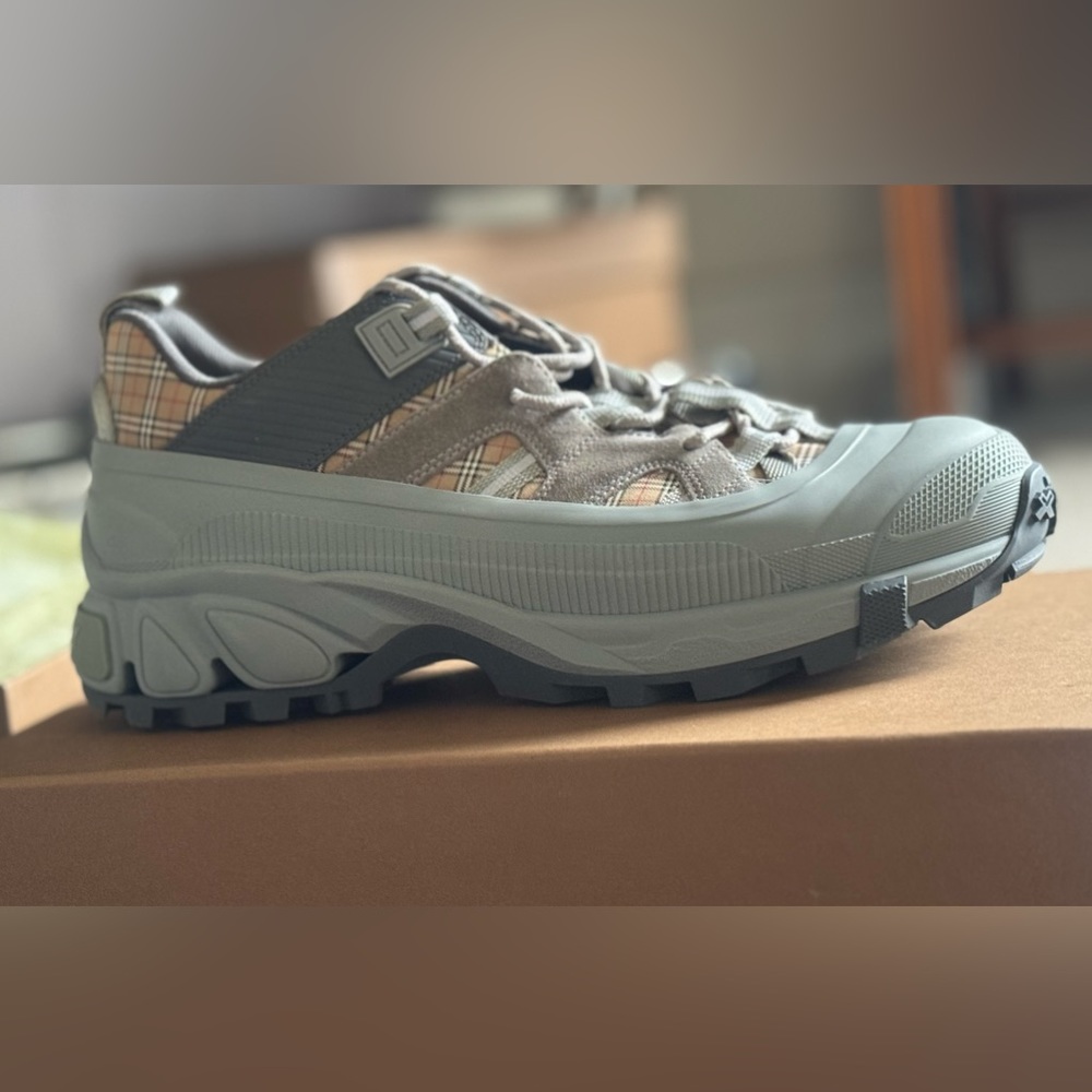 BURBERRY MENS SNEAKER. Gray and House Check. Size 9 (42)